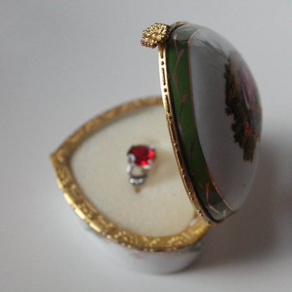 Heart-Shaped Gold & Green Design Porcelain Jewelry Box with  Romantic Scene - Picture 12 of 16